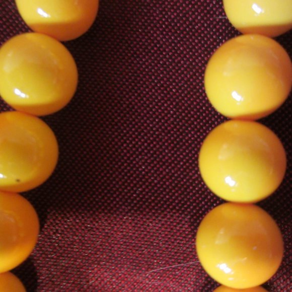VTG 60'S RETRO CANARY YELLOW PLASTIC BEADS W/ROUND CLASP W/CABOCHON - Picture 8 of 8
